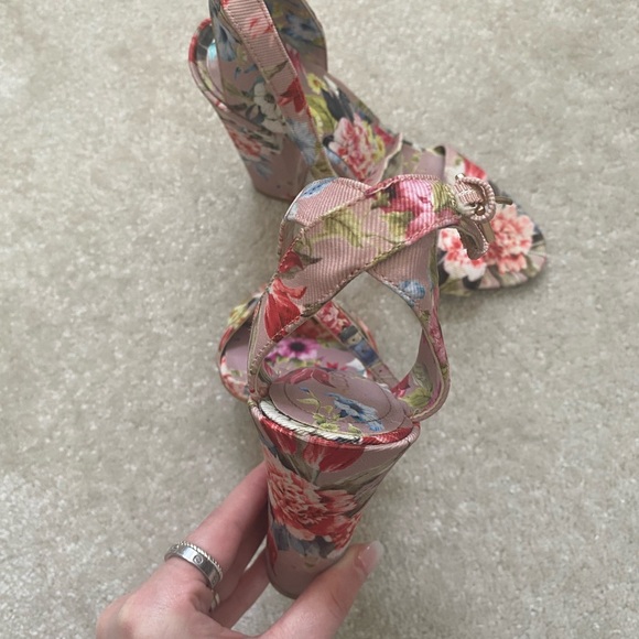 Beautiful set of flower sandals and purse - Picture 5 of 7